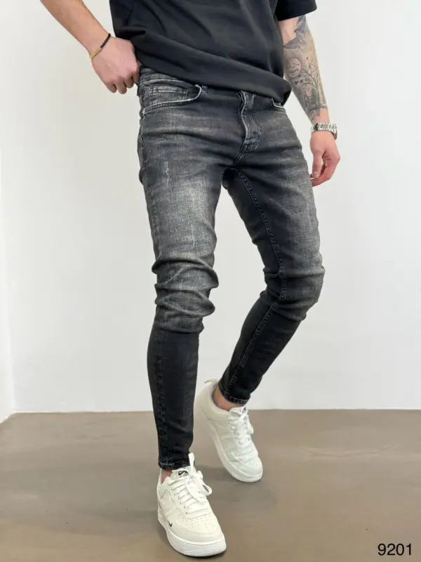 Blugii pentru bărbați în stil street fashion sunt o alegere excelentă pentru un look modern și cool. Această pereche de blugi este concepută într-un stil relaxat, având o croială slim fit și o talie medie. Materialul din care sunt confecționați este de înaltă calitate, ceea ce îi conferă durabilitate și confort pe tot parcursul purtării. Acești blugi se disting prin detaliile lor de design, cum ar fi cusături contrastante, rupturi și efectul de vopsire, care adaugă un aspect rebel și edgy. În plus, această pereche de blugi vine cu multiple buzunare, fiind și practică pentru a-ți ține lucrurile personale la îndemână.